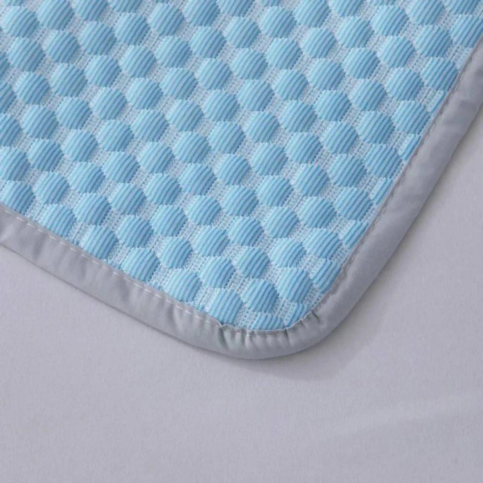 Détail des coutures de la housse d’oreiller NoctaFresh assurant une bonne tenue et un confort durable